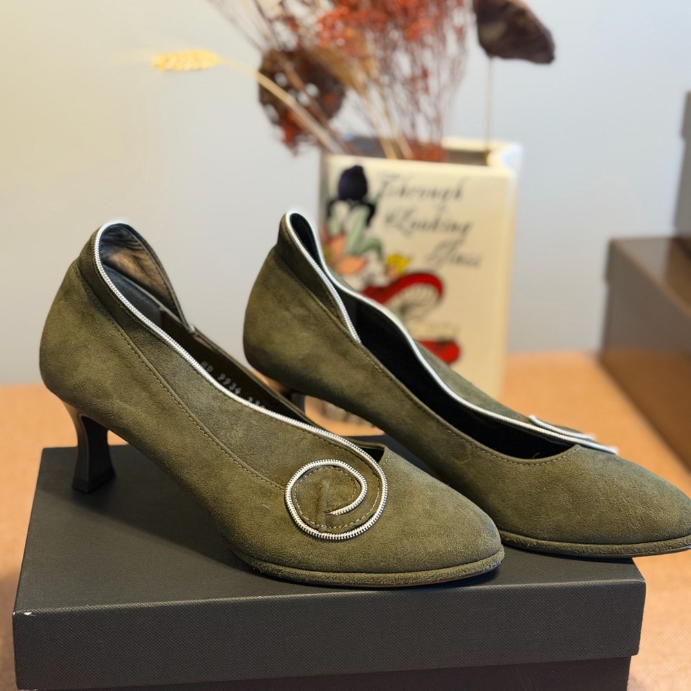 Chic Olive Women's Heels with Silver Accent